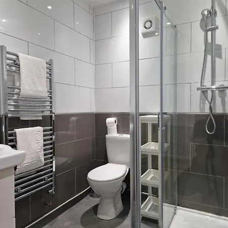 Exquisite - Sleeps 8 - Garden - Parking